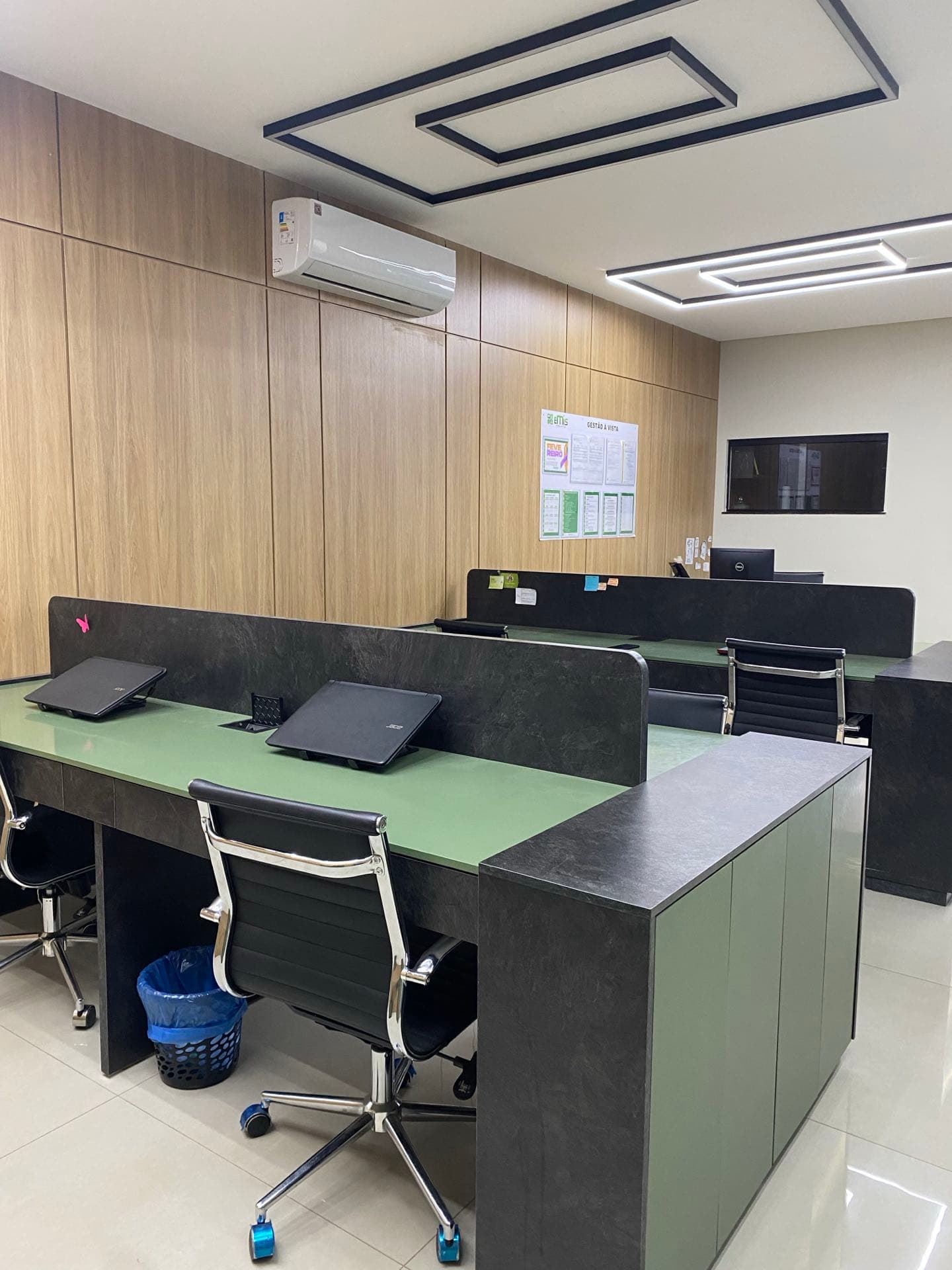 Equipe Emis no escritório